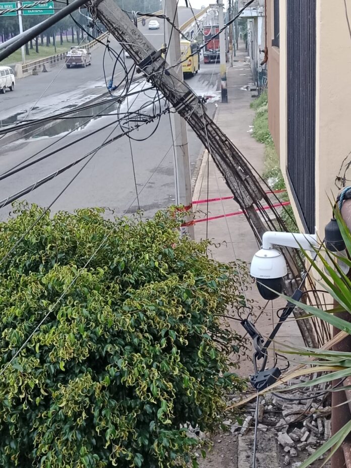 Poste y cables mantienen en riesgo a vecinos de Neza; CFE canaliza reporte a Mantenimiento