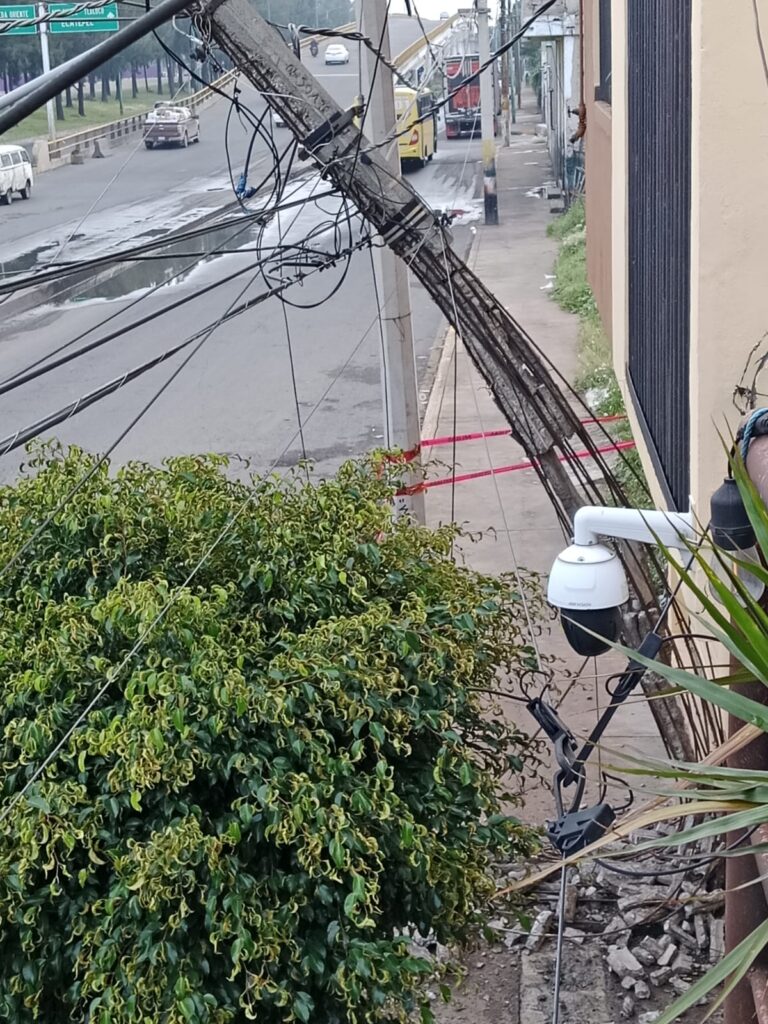 Poste y cables mantienen en riesgo a vecinos de Neza; CFE canaliza reporte a Mantenimiento