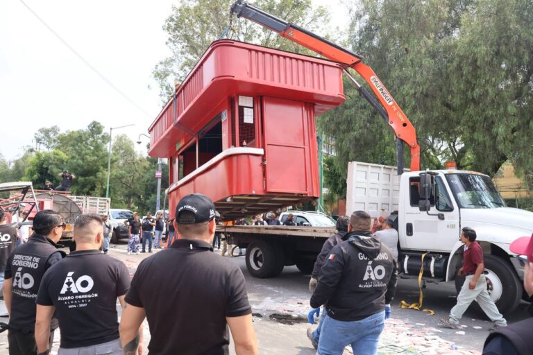 Liberan vía pública en Jardines del Pedregal; retiran dos kioscos instalados desde hace años Liberan vía pública en Jardines del Pedregal; retiran dos kioscos instalados desde hace años