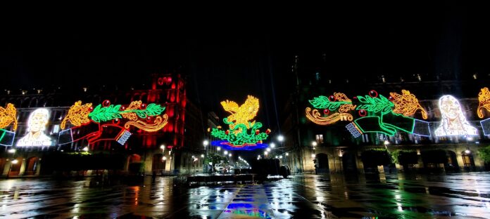 Zócalo capitalino se ilumina en homenaje a las mujeres de la Independencia