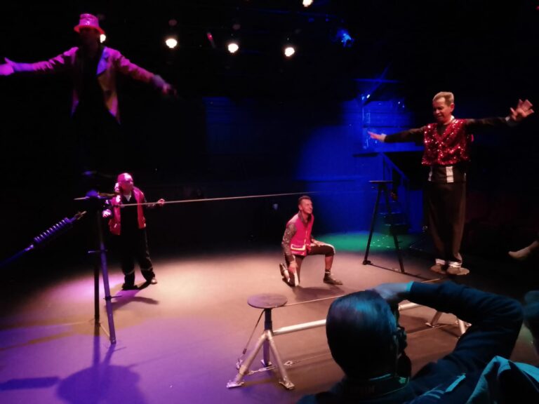 Circo y teatro documental confrontan el capacitismo en BIIYA!!, mirando adentro