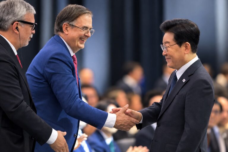 México y Corea buscan ampliar inversiones; firman siete acuerdos en foro empresarial México y Corea buscan ampliar inversiones; firman siete acuerdos en foro empresarial