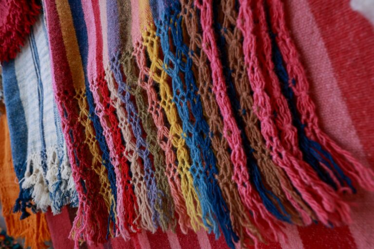 “El rebozo sigue vivo porque quienes lo elaboran transmiten sus saberes”: