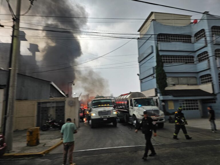 Muere bombero durante operativo por incendio en Quimitec; tres trabajadores sufren quemaduras