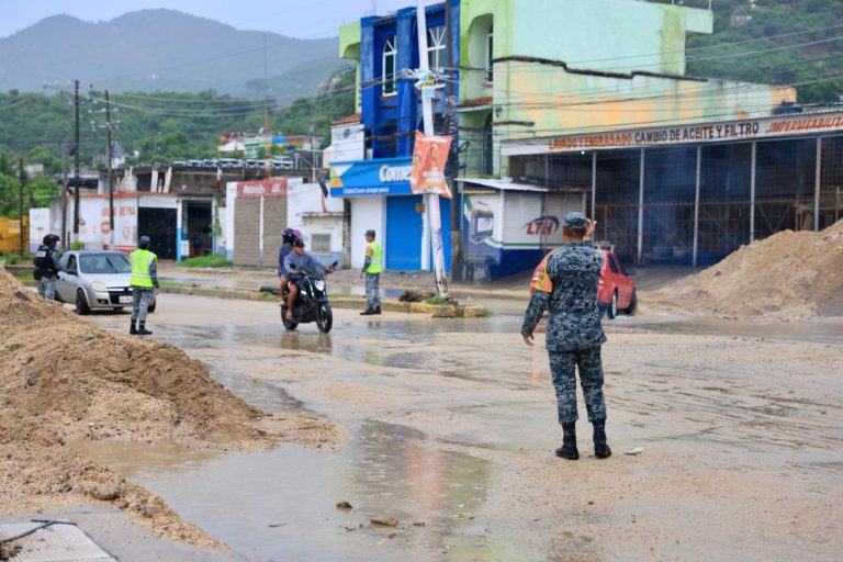 Huracán Simon provoca afectaciones en Acapulco; Guardia Nacional activa labores de auxilio en cinco estados Huracán Simon provoca afectaciones en Acapulco; Guardia Nacional activa labores de auxilio en cinco estados
