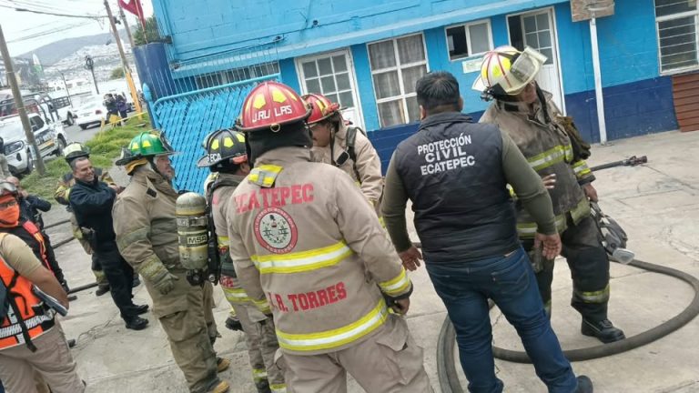 Fuga de amoniaco en fábrica de hielo de Ecatepec provoca evacuación de 20 trabajadores; suspenden actividades Fuga de amoniaco en fábrica de hielo de Ecatepec provoca evacuación de 20 trabajadores; suspenden actividades