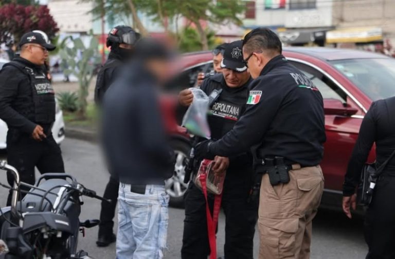 Detienen a menor con motocicleta robada y presunta droga oculta en plumones en Ecatepec Detienen a menor con motocicleta robada y presunta droga oculta en plumones en Ecatepec