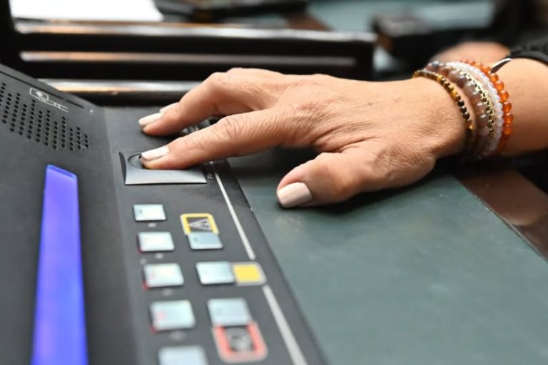 Aprueban en Edoméx obligación de orientar a menores en el uso seguro de pantallas