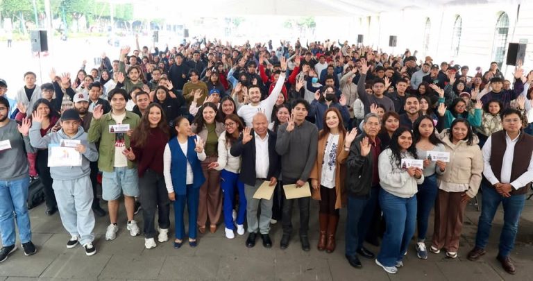 Tlalnepantla entrega apoyos a más de mil 800 estudiantes de licenciatura y posgrado