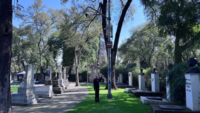 Vigilan con mil 490 cámaras los alrededores de 109 panteones de CDMX por Día de Muertos