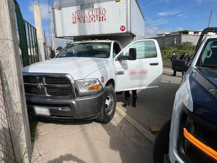 Recuperan vehículo de carga robado en Tecámac; detienen a un hombre tras persecución