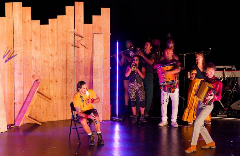 Circo, acrobacia y cabaret llegan a la CDMX con Motel Cactus, de la compañía francesa La Meute Circo, acrobacia y cabaret llegan a la CDMX con Motel Cactus, de la compañía francesa La Meute