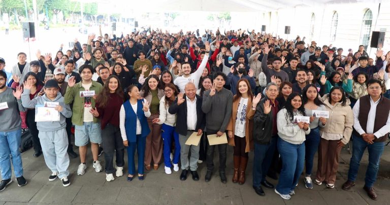 Tlalnepantla entrega apoyos a más de mil 800 estudiantes de licenciatura y posgrado