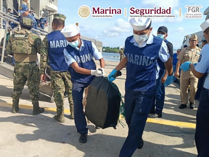 Aseguran más de 1.2 toneladas de presunta cocaína en el Pacífico; hay seis detenidos frente a Oaxaca