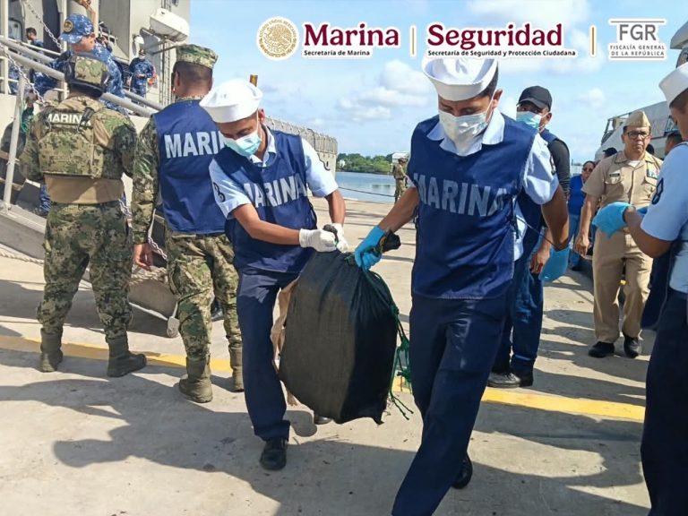 Aseguran más de 1.2 toneladas de presunta cocaína en el Pacífico; hay seis detenidos frente a Oaxaca Aseguran más de 1.2 toneladas de presunta cocaína en el Pacífico; hay seis detenidos frente a Oaxaca