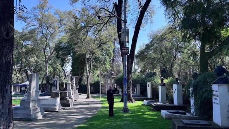 Vigilan con mil 490 cámaras los alrededores de 109 panteones de CDMX por Día de Muertos