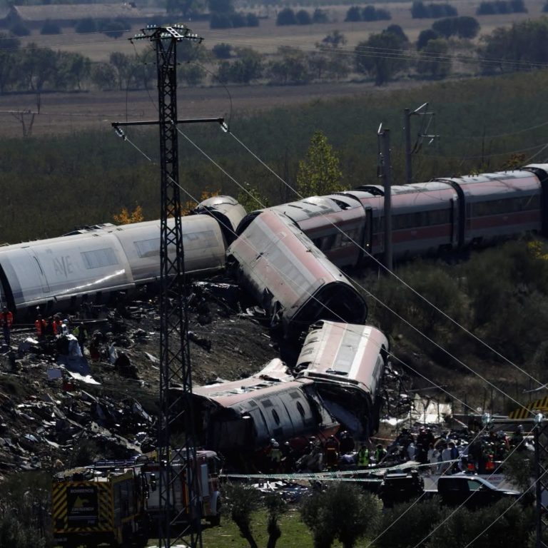 Choque de trenes en España deja al menos 68 muertos; investigan las causas