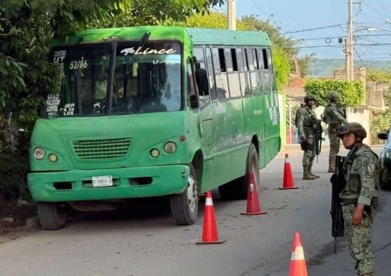 Balean camión con estudiantes en Escuinapa; chofer resulta herido